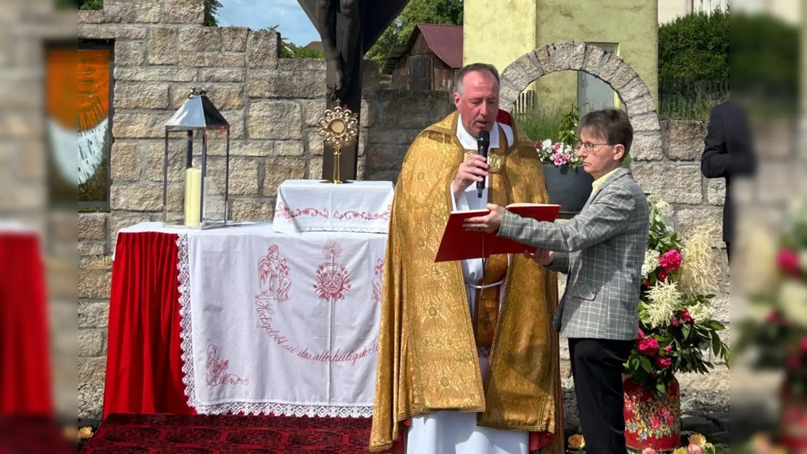 Pfarrer Ronald Liesaus mit Lektorin Michsela Wolfinger. (Bild: Dr. Manfred Bauer)