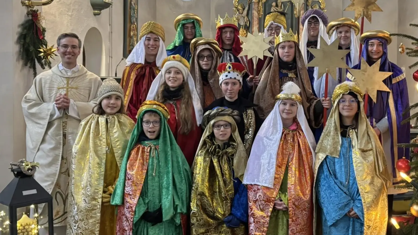 Stadtpfarrer Thomas Kopp entsendet 16 Königliche Hoheiten in die vierzehn Ortschaften der Expositur Wilchenreuth.  (Bild: Linda Schmauß)