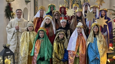 Stadtpfarrer Thomas Kopp entsendet 16 Königliche Hoheiten in die vierzehn Ortschaften der Expositur Wilchenreuth.  (Bild: Linda Schmauß)