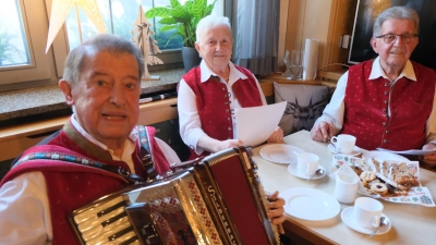 Willi und Lore Moser mit Karl Tabert ( Bild von links) gestalteten mit Musik, Gesang und Geschichten die eindrucksvolle Stunde der Weihnachtsfeier des AWO-Ortsverbandes. (Bild: Fred Lehner)