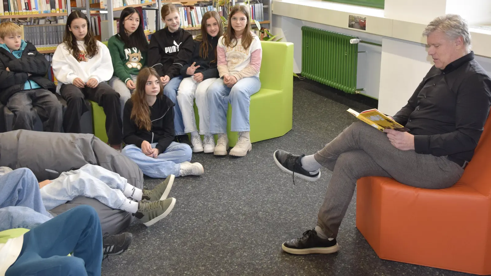 Schülerinnen und Schüler einer sechsten Klasse des GMG beim Vorlesetag, hier mit Schulleiter OStD Christian Zenger in der hauseigenen Schülerlesebibliothek. (Bild: Johannes Handbaum)