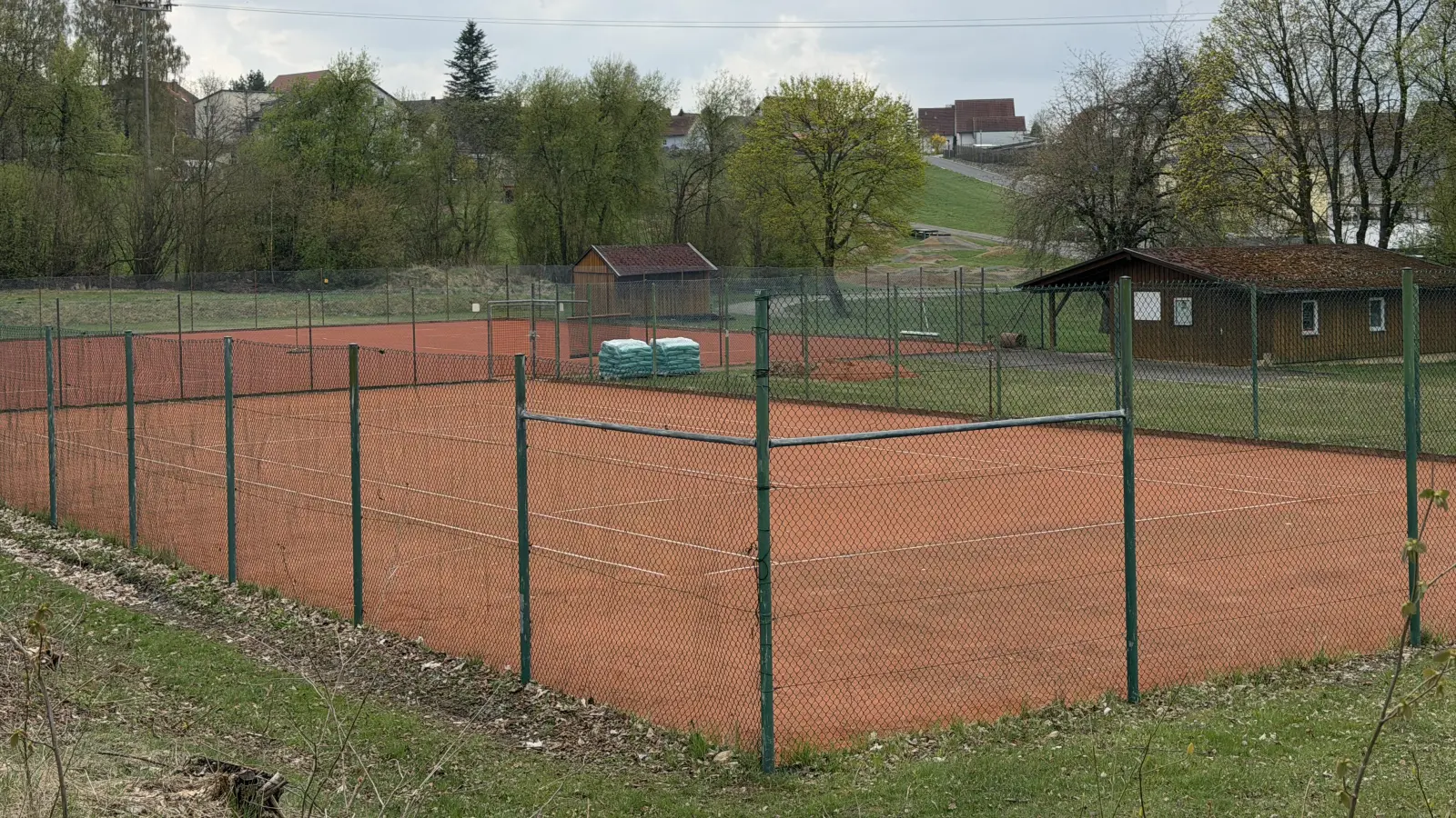 Die Tennisanlage des TC Waldthurn mit Platz Nummer 3 (Vordergrund), der an die Gemeinde zurückgegeben wurde und neu als Allwetterplatz oder vielleicht auch als Padel-Tennisplatz verplant wird. (Bild: Franz Völkl)