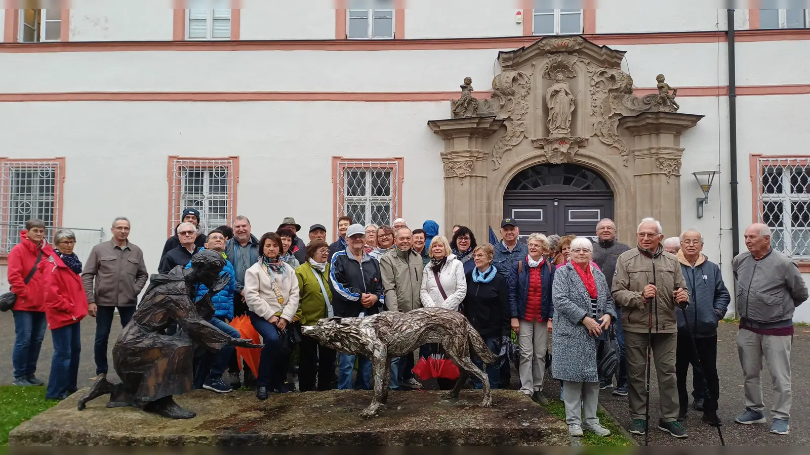 Eine Gruppe des Heimatvereins Birgland vor der Klosteranlage Michelfeld. (Bild: Gerda Donhauser )