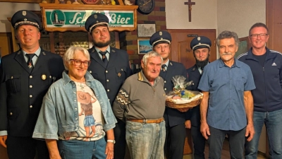 Tilo Benesch (Mitte) konnte am vergangenen Dienstag seinen 85. Geburtstag feiern. Im Bild eine Abordnung der FFW Hermannsreuth mit 1. Vorsitzendem Christian Weigl und der Bärnauer SPD mit 2. Vorsitzendem Adalbert Heldwein. (Bild: Robert Birkner)