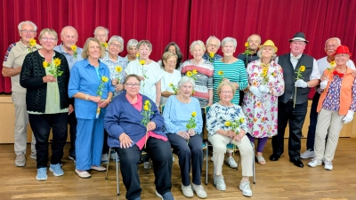 Die September-Seniorenrunde beim Gruppenfoto mit den festlichen Gratulanten (2. Reihe von rechts) Angelika Veit, Kolpingvorsitzender Michael Koller, Hildegard Choynowski sowie Seniorentreffleiterin Elisabeth Schaller. (Bild: Karl Strobl)