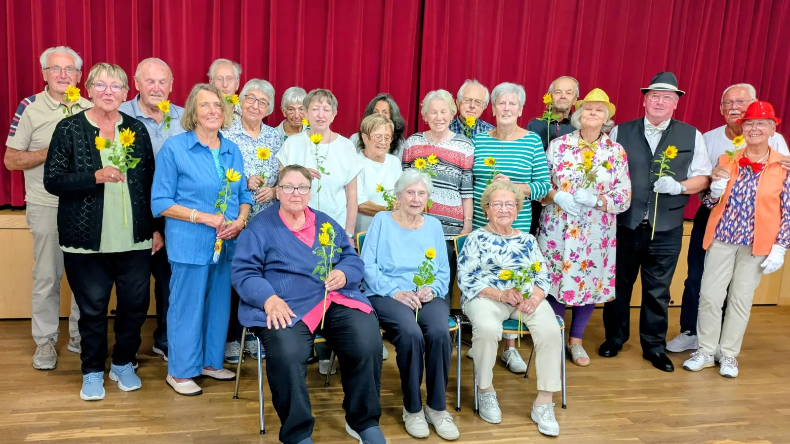 Die September-Seniorenrunde beim Gruppenfoto mit den festlichen Gratulanten (2. Reihe von rechts) Angelika Veit, Kolpingvorsitzender Michael Koller, Hildegard Choynowski sowie Seniorentreffleiterin Elisabeth Schaller. (Bild: Karl Strobl)