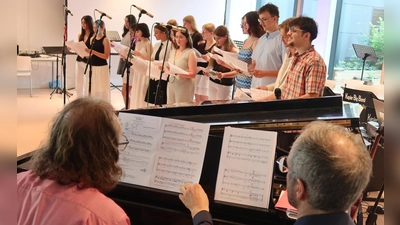 Der gemischte Chor unter Leitung von Stefan Schultes (vorne links) singt ein „Grease”-Medley.  (Bild: Helmut Kunz)