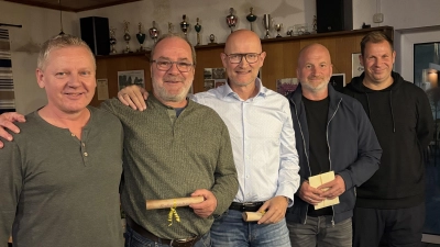 Im Bild von links: Vorstand Thomas Grabinger, Schriftführer Christian Kalb, Kassier Willy Demleitner, Horst Buchberger (Ehrung 150 Spiele) und Spartenleiter Tobias Bauer (Bild: Thomas Grabinger)