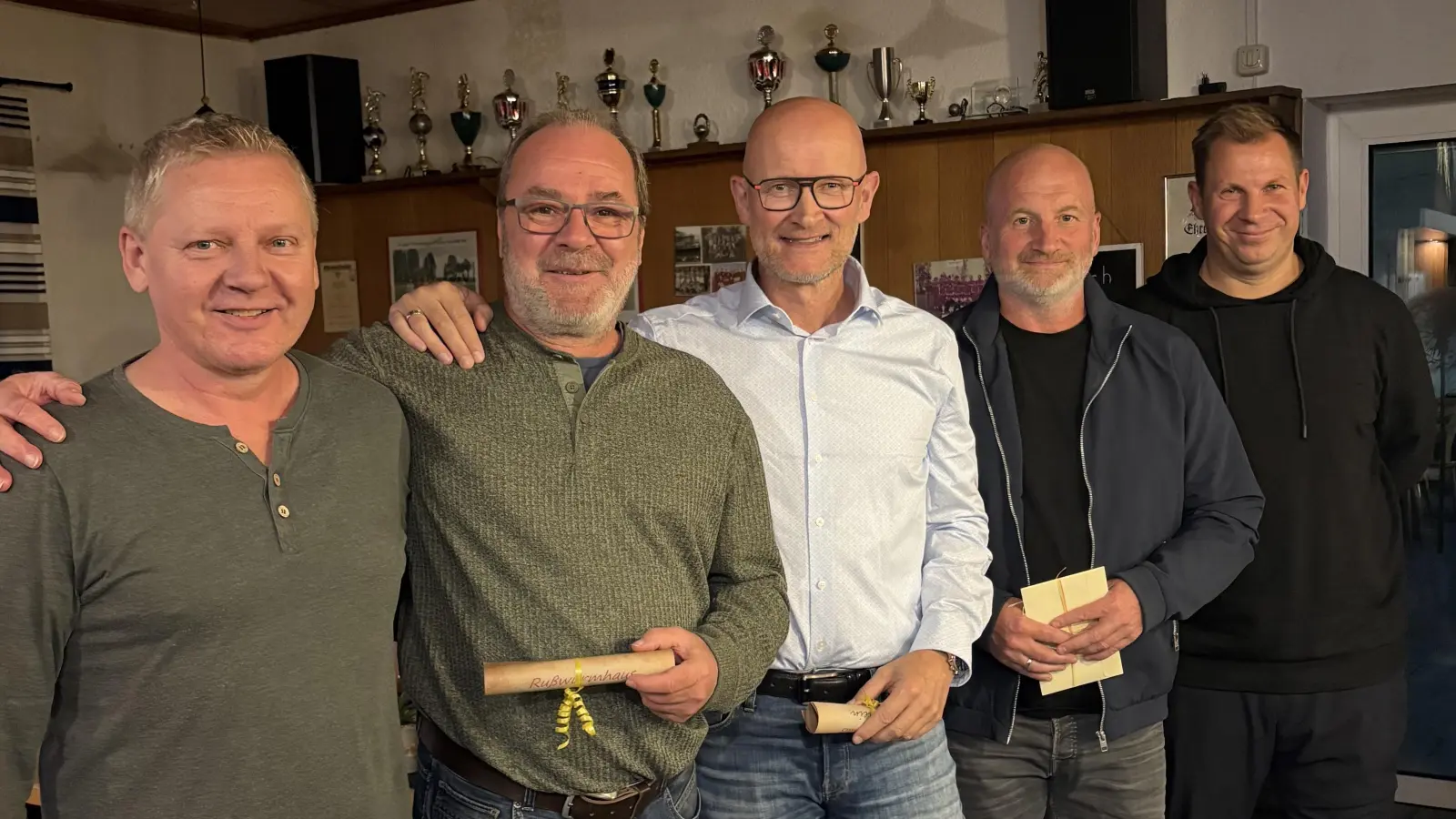 Im Bild von links: Vorstand Thomas Grabinger, Schriftführer Christian Kalb, Kassier Willy Demleitner, Horst Buchberger (Ehrung 150 Spiele) und Spartenleiter Tobias Bauer (Bild: Thomas Grabinger)