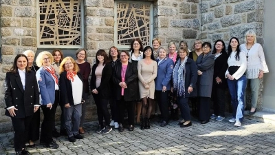 Ehrenamtliche Hospizbegleiterinnen mit Diözesanoberin der Malteser, Ortsbeauftragte der Malteser, Ausbilderinnen, Leitung und Koordinatorinnen des ambulanten Hospizdienstes der Malteser WEN/NEW (Bild: Kerstin Hörl)