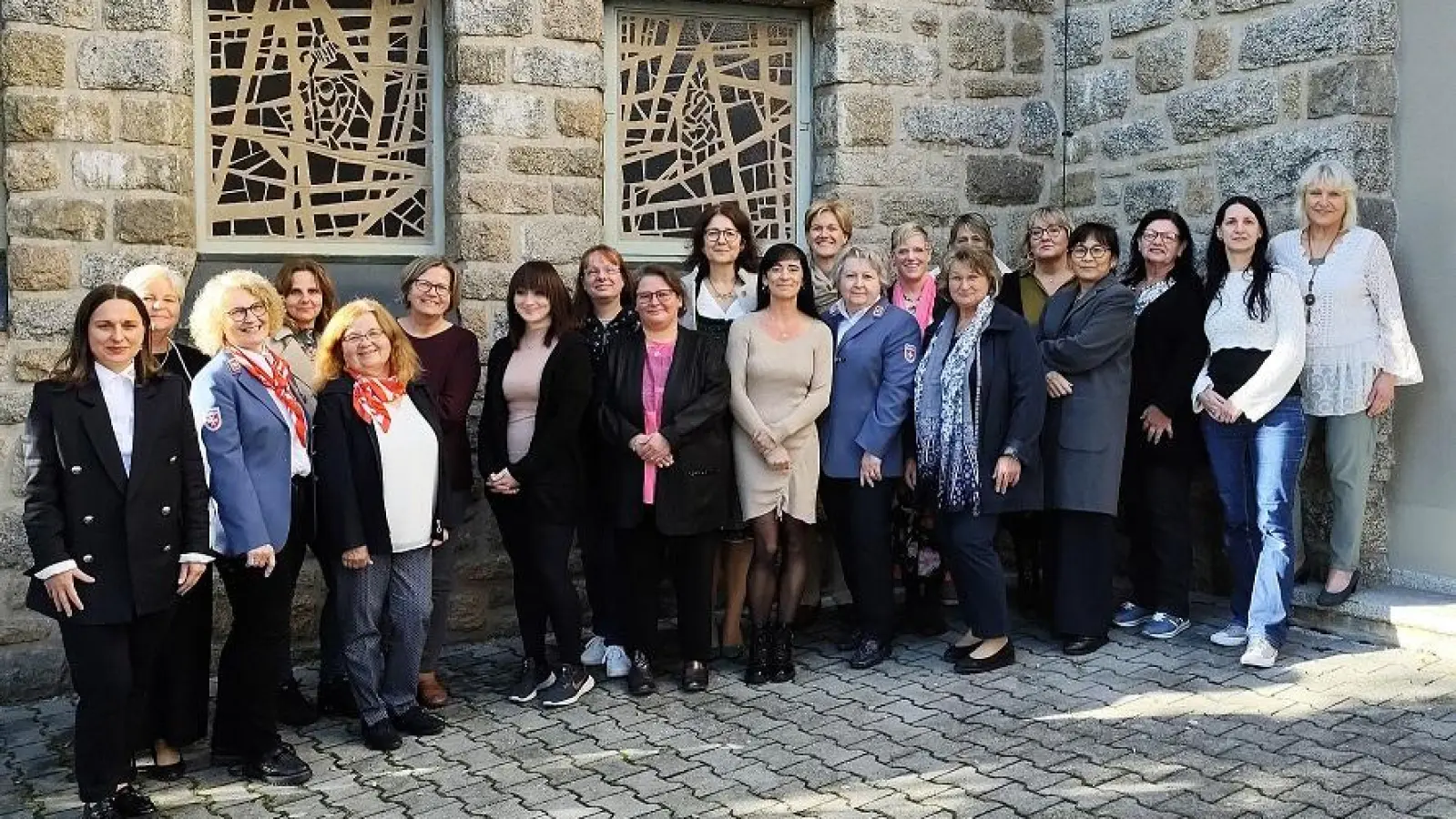 Ehrenamtliche Hospizbegleiterinnen mit Diözesanoberin der Malteser, Ortsbeauftragte der Malteser, Ausbilderinnen, Leitung und Koordinatorinnen des ambulanten Hospizdienstes der Malteser WEN/NEW (Bild: Kerstin Hörl)
