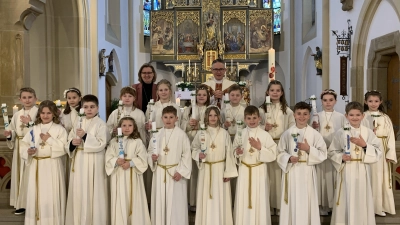 Die Erstkommunionkinder zusammen mit Rektorin Gabi Süß und Stadtpfarrer Adam Karolczak. (Bild: Felix Hartung)