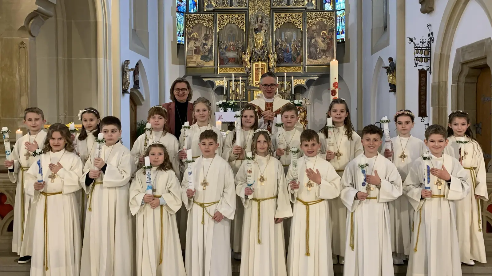 Die Erstkommunionkinder zusammen mit Rektorin Gabi Süß und Stadtpfarrer Adam Karolczak. (Bild: Felix Hartung)