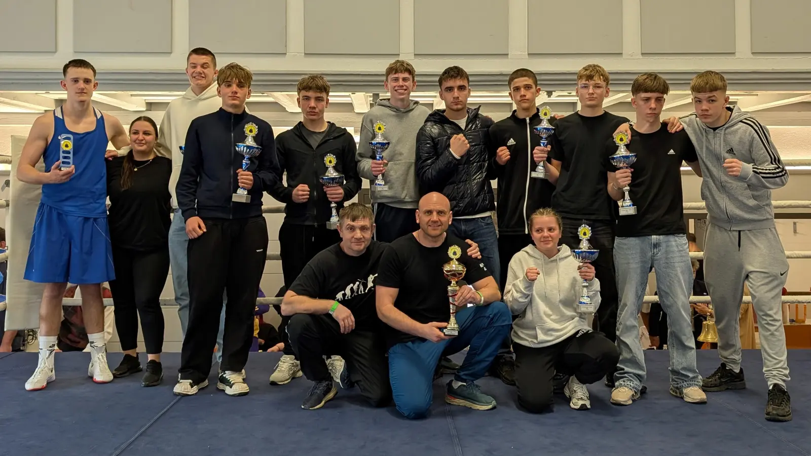 Riesenaufgebot des BC Amberg bei der Nordbayerischen <br>Hinten von links: Eric Propp, Trainerin Diana Reiswich, Betreuer Dietrich Hermann, Lenny Rexhepi, Kai Klein, Maximilian Barth, Deniz Nazarli, Nimrod Kardos, Valentin Wasiliew, Dima Kurjanowitsch, Xavier Hermann<br>Vorne von links: Trainer Eduard Hermann, Trainer Ruslan Schönfeld, Leni Kowalczyk  (Bild: Anja Kowalczyk)