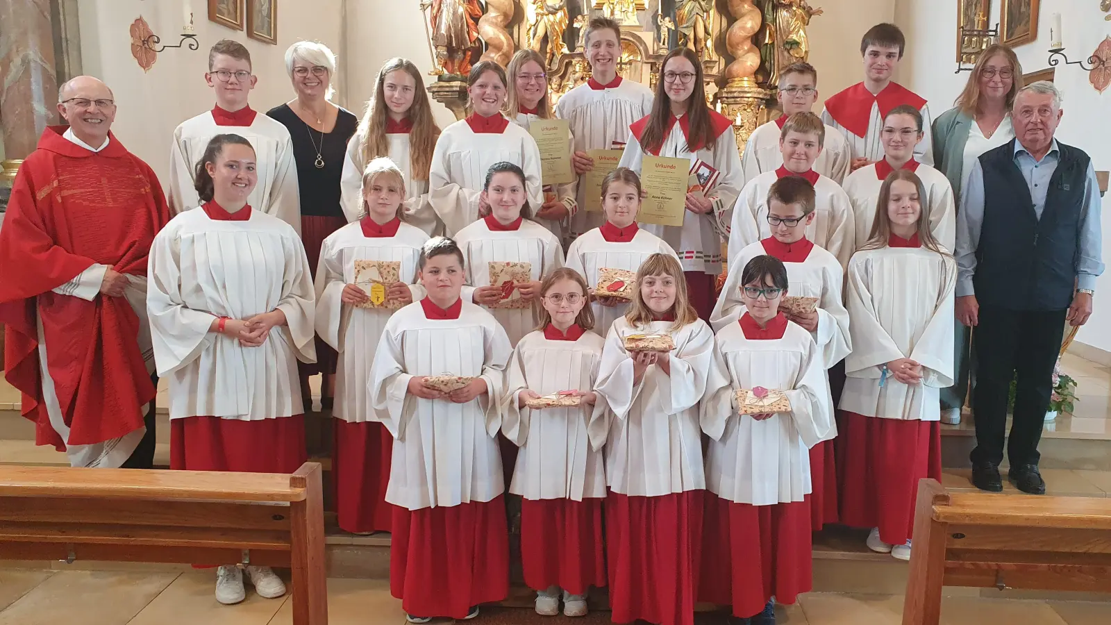 Folgende Ministranten wurden neu in die Teunzer Ministrantenschar aufgenommen: 1. Reihe von links: Simon Zilk, Samara Müller, Katharina Bauer, Anna Bock 2. Reihe von links: Pia Suchardt, Greta Forster, Sophia Ilchmann, Robert Bodensteiner (Bild: Christiane Hammer)