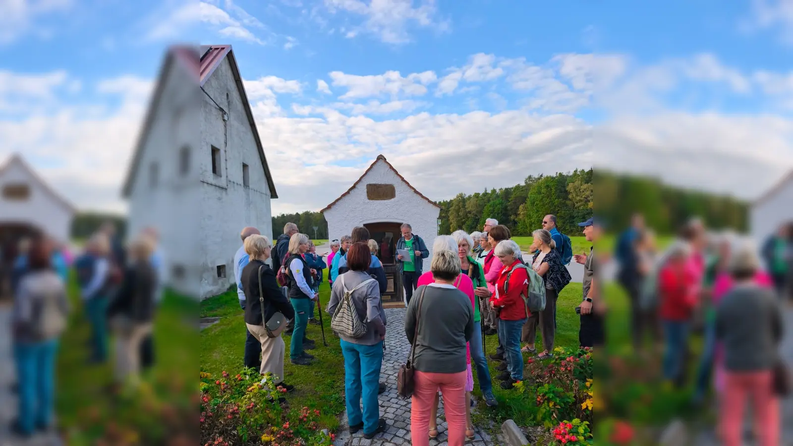 Die Teilnehmer bei der Abschlussmeditation (Bild: Barbara Dirrigl)