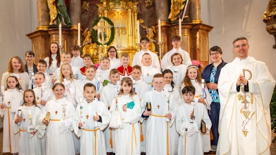 Stadtpfarrer Thomas Kopp und Gemeindereferentin Claudia Stöckl mit den Sonntags-Kommunionkindern. Bild: Beate Hoge (Bild: Beate Hoge)