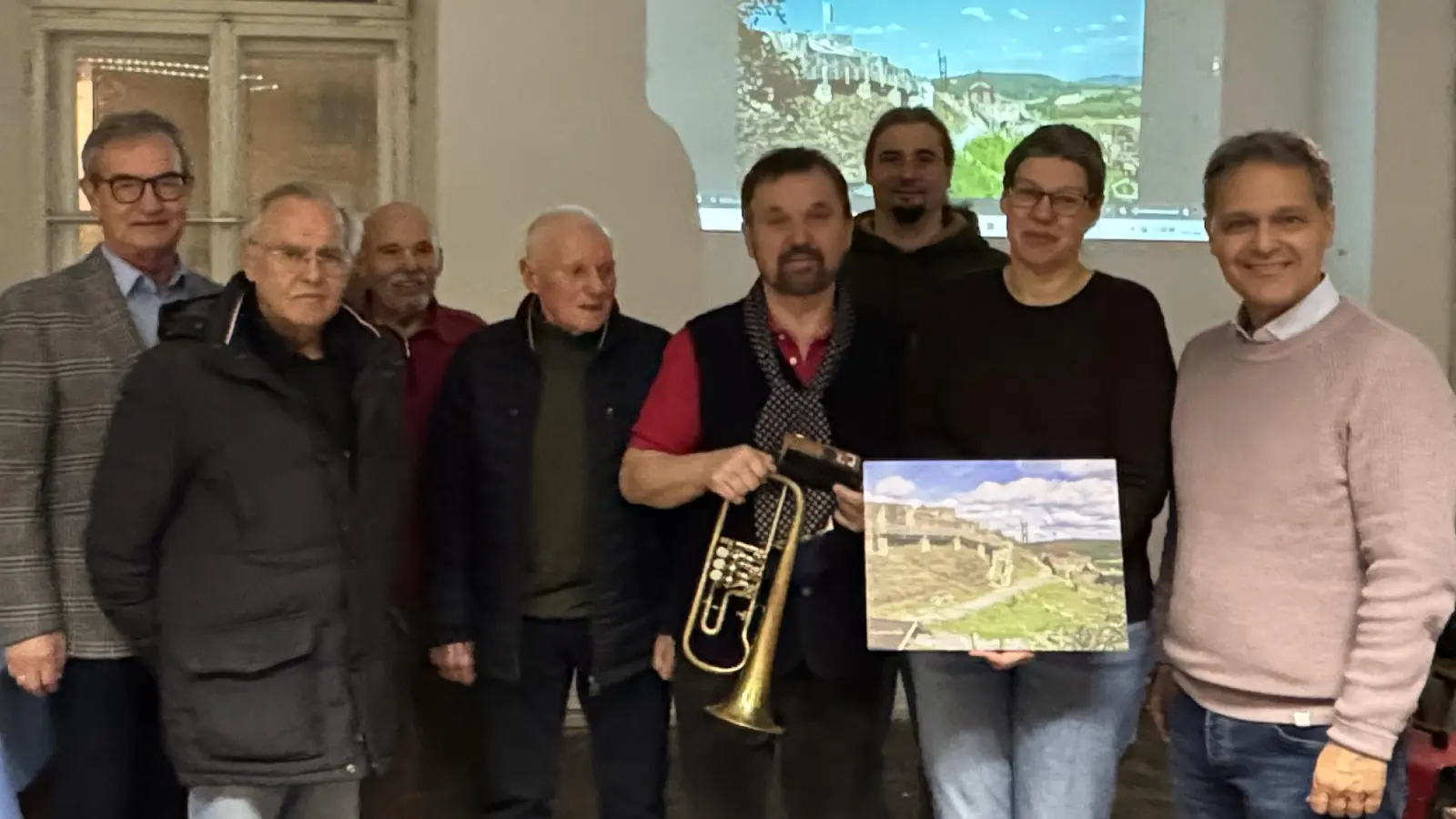 Referent Anton Landgraf und Akteure auf der Burg Waldeck (Bild: Leonhard Zintl)