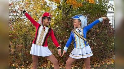 Juniorenmariechen Maria Atzi und Sophia Schreyer (Bild: Sandra Panitzek)