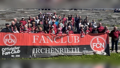 In freudiger Erwartung wurden die Irchenriether Clubfans und die 50 Bewohner des HPZ Irchenrieth vor dem Spiel vom FCN-Aufsichtsratsvorsitzenden Peter Meier (im Bild vorne 2.v. rechts) vor dem Stadion in Nürnberg begrüßt. (Bild: Markus Gruber)