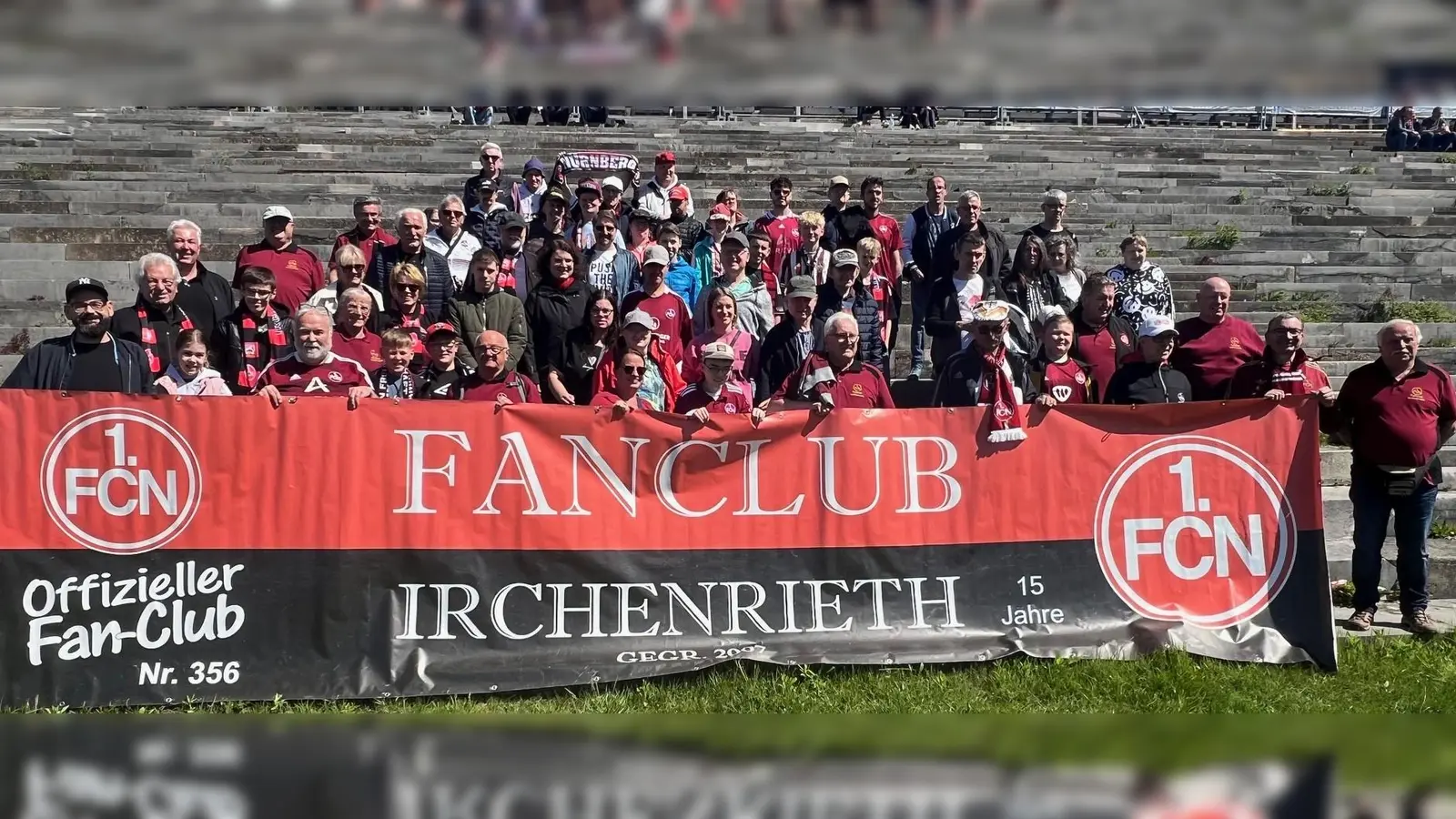 In freudiger Erwartung wurden die Irchenriether Clubfans und die 50 Bewohner des HPZ Irchenrieth vor dem Spiel vom FCN-Aufsichtsratsvorsitzenden Peter Meier (im Bild vorne 2.v. rechts) vor dem Stadion in Nürnberg begrüßt. (Bild: Markus Gruber)