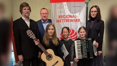 Im Bild die erfolgreichen Teilnehmerinnen unserer Musikschulen: (vorne von links) Sandra Zaus, Kangni Ding und Katharina Stock, (hinten von links) Robert Hösl (Lehrkraft für Gitarre), Thomas Bartmann (Musikschulleiter) und Viktoria Obermaier (Lehrkraft für Akkordeon und Klavier). (Bild: Thomas Bartmann)