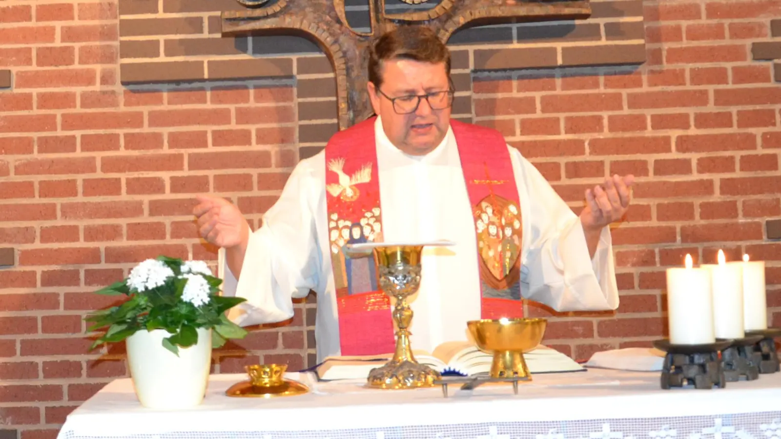 Pfarrer Udo Klösel hielt den Festgottesdienst zum Patrozinium der Dorfkapelle in Gaisheim die dem hl. Jakobus geweiht ist.  (Bild: Peter Garreiss)
