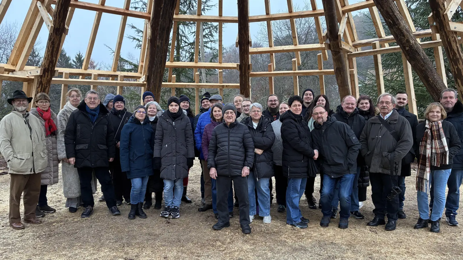 Die Ebermannsdorfer Köhler waren in Lembach im Elsass zu Gast, um sich die „Baustelle” für einen überdimensionalen Kohlenmeiler samt eines Informationszentrum anzuschauen.  (Bild: Conny Gilch)