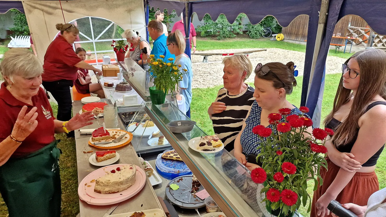 Gut bestückt und heiß begehrt: Das Kuchen- und Tortenbuffet war schnell geplündert. (Bild: Reinhard Kreuzer)