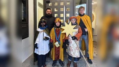 Bürgermeister Giering (h.l.) mit den Sternsingern. (Bild: Ramona Herrmann)