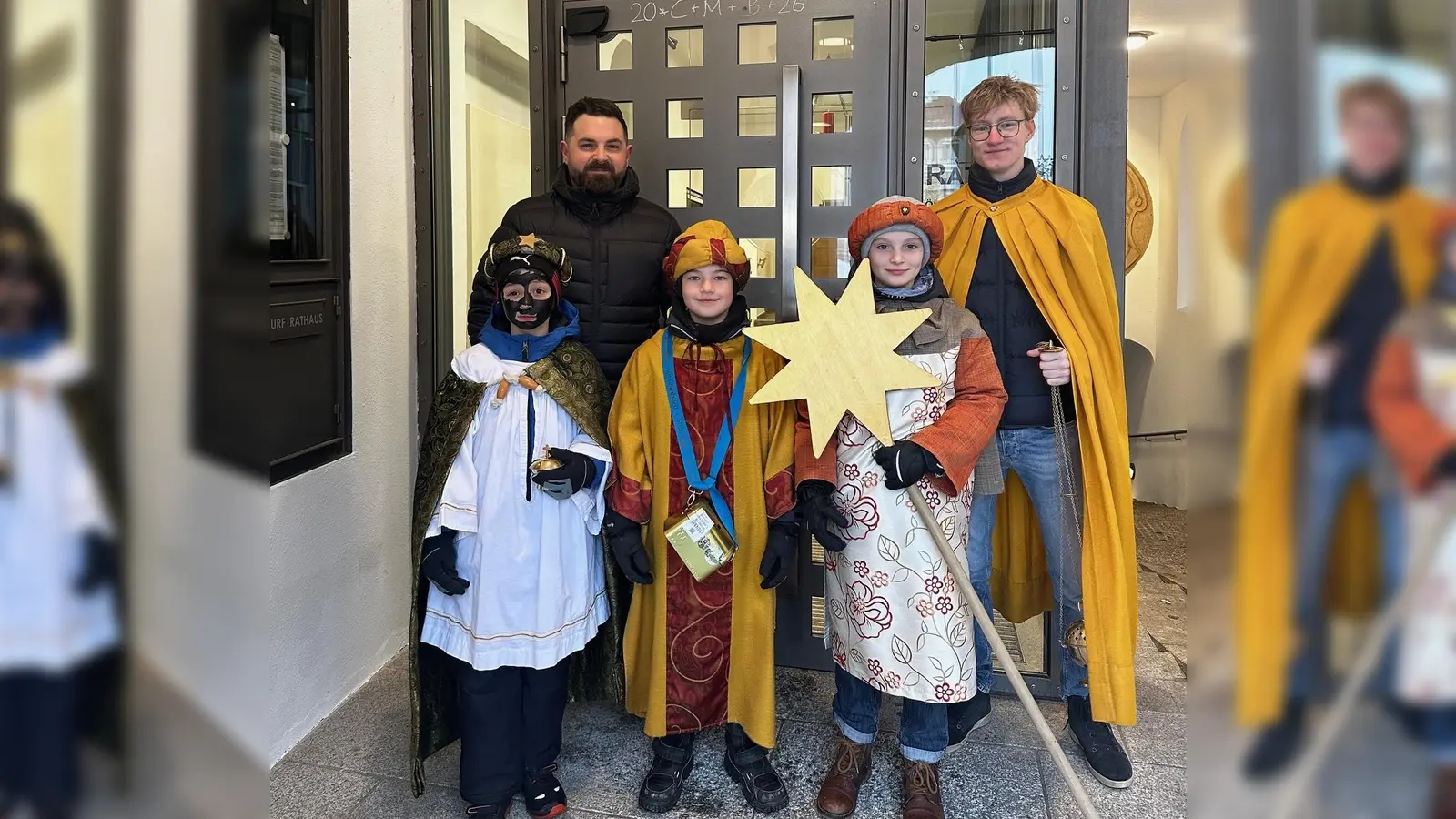 Bürgermeister Giering (h.l.) mit den Sternsingern. (Bild: Ramona Herrmann)