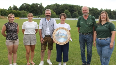 Von links: Sabrina Kessler (2.Ritter) Tanja Pilhofer (1.Ritter), 1.Bgm. Elmar Halk, Königin Kerstin Bodendörfer, 1.Schützenmeister Ernst Kölbel, 1. Sportleiterin Vanessa Breit. (Bild: Hans Siess)