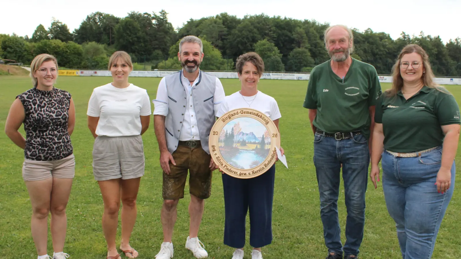 von links: Sabrina Kessler (2.Ritter) Tanja Pilhofer (1.Ritter), 1.Bgm.: Elmar Halk, Königin Kerstin Bodendörfer. 1.Schützenmeister: Ernst Kölbel, 1. Sportleiterin: Vanessa Breit. (Bild: Hans Siess)