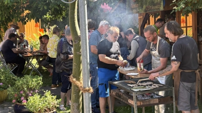 Unter Bäumen konnte man im Kräutergarten gut feiern. (Bild: Reinhold Strobl)