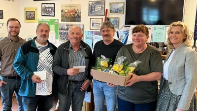 Ortsvorsitzender Christoph Müllhofer (links) sowie die zweite Bürgermeisterin Andrea Lang (rechts) gratulieren den Gewinnern des Preisschafkopfs. (Bild: Julia Beugler)