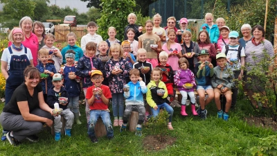 Voll Stolz präsentierten die Kinder ihre Kunstwerke. (Bild: Gerd Neumann)