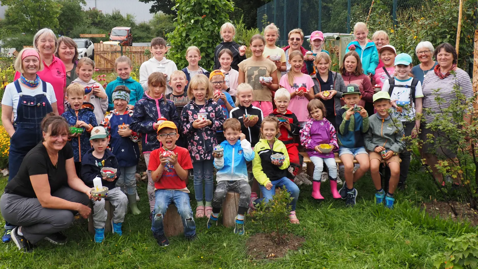 Voll Stolz präsentierten die Kinder ihre Kunstwerke. (Bild: Gerd Neumann)