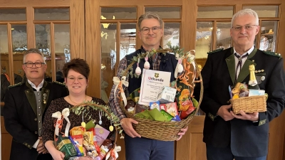 1. Vorstand und Ehrenoberschützenmeister Wolfgang Sennfelder mit den Preisträgern Lisa Rieß, Stefan Koller (Gauschützenmeister) und Wolfgang Gilch (v.l.n.r.). (Bild: Magdalena Rosenblatt)