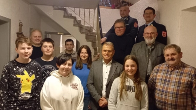 Jugendgruppe mit Neuaufnahmen v.l. Luis Schieder, Lucy Ehebauer, Leonie Engl mit BGM Budnik, Stadträten und Feuerwehrführungskräften. (Bild: Anita Greger)