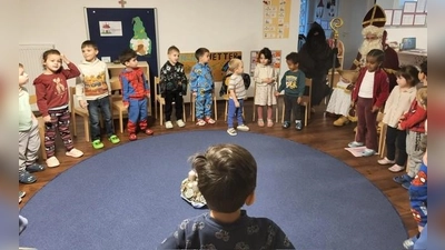 Der Nikolaus und der Krampus besuchen die „Wichtelkinder”. (Bild: Susanne Wenisch)