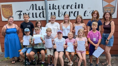 Zum Abschluss der Musik-Olympiade in Freudenberg erhalten alle teilnehmenden Kindern ihre Urkunde. (Bild: Christa Schlagenhaufer)
