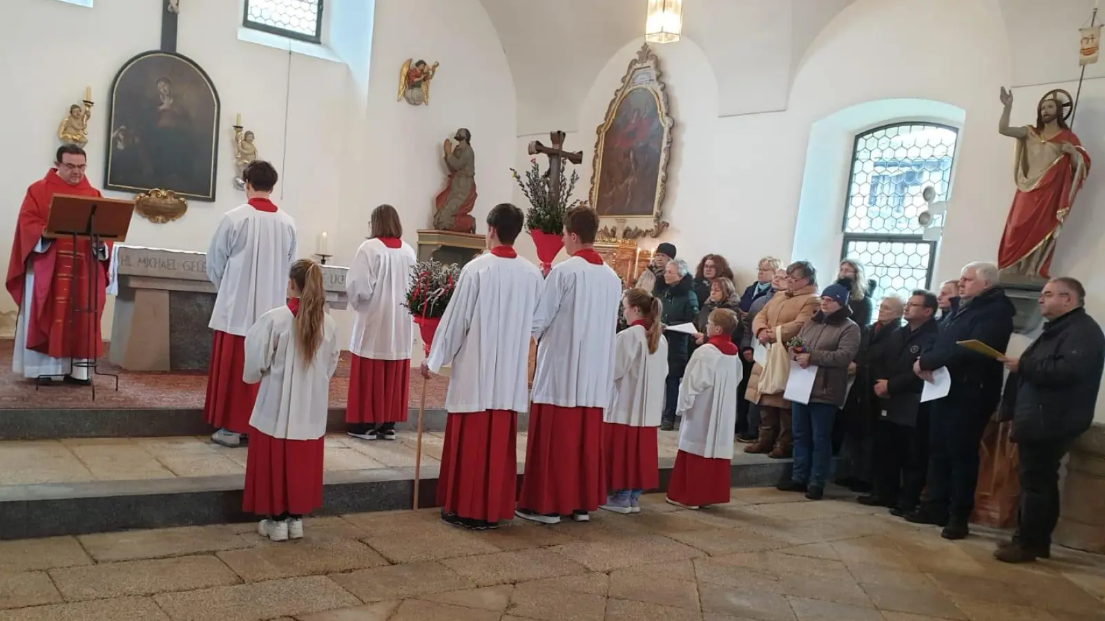 Im Bild Stadtpfarrer Konrad Amschl bei der Palmenweihe. (Bild: Ingrid Leser)