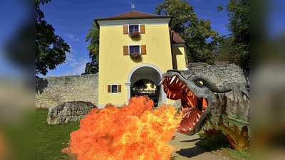 Der Drache Fangdorn brüllt auf dem Adlersberg. (Bildmontage: Henri Bibow)