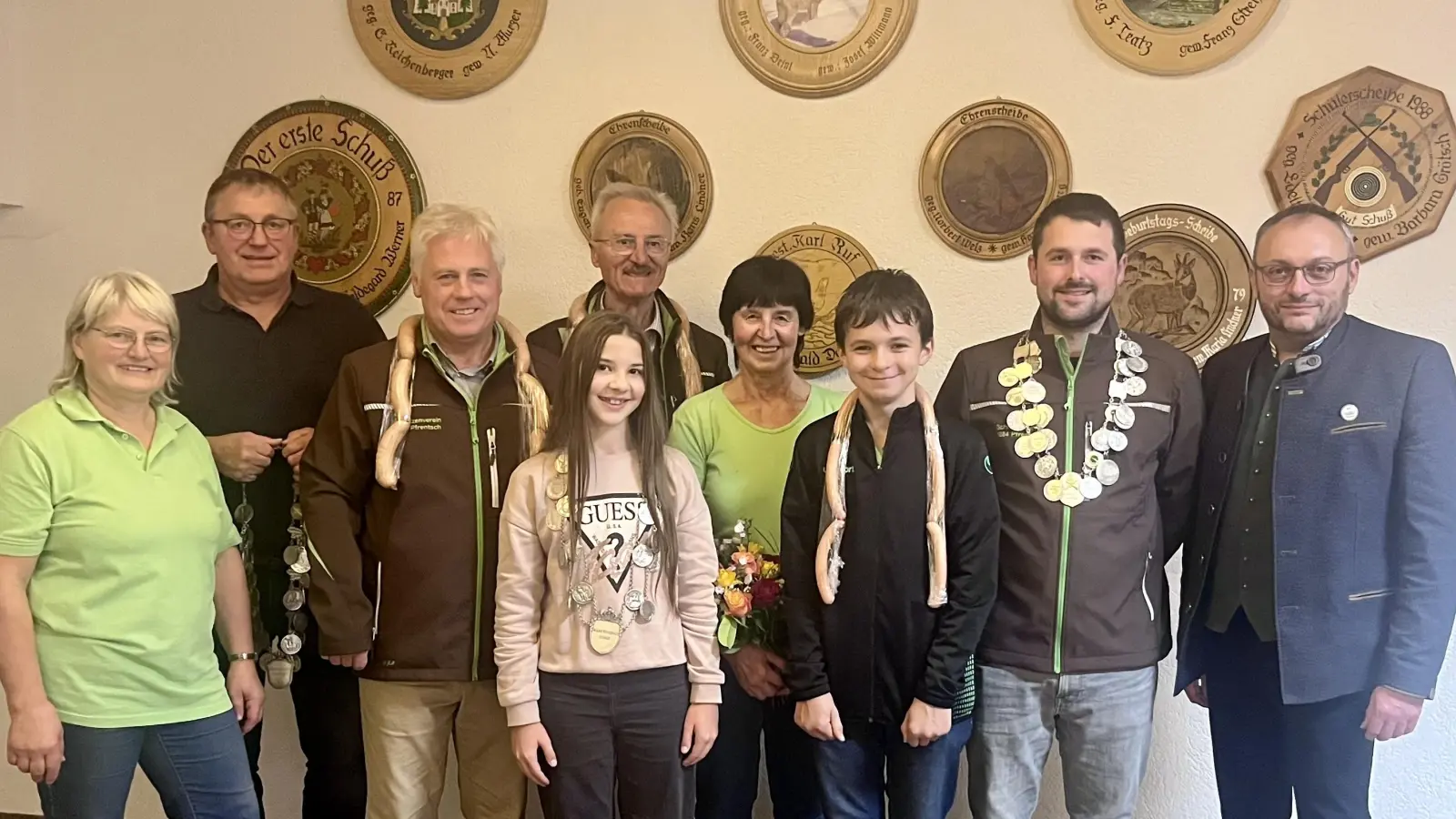 Die Marktkönige der 40. Marktmeisterschaft zusammen mit Schützenmeisterin Hildegard Werner und 1. Bürgermeister Markus Bauriedl (Bild: Kerstin Krämer-Höreth)