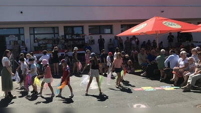Kinder der Kombiklasse 3/4a bei ihrer Jonglageaufführung (Bild: Rita Flierl)