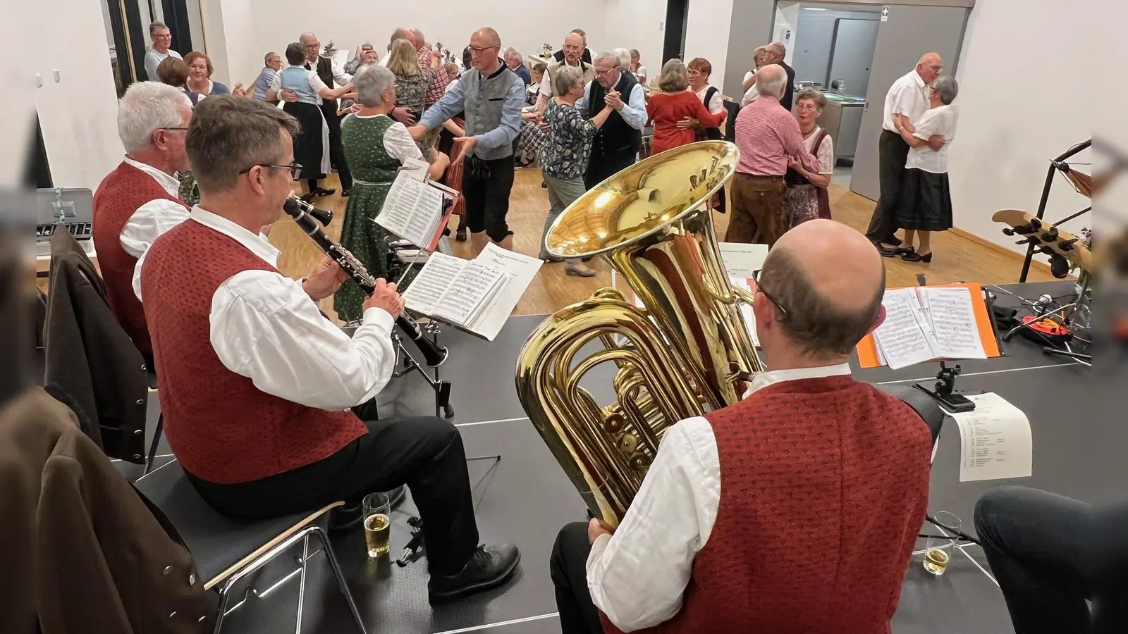 Zu schmissigen Volkstänzen war das Tanzparkett stets gefüllt. (Bild: Martin Kraus)