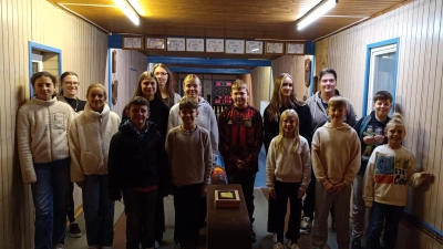 Die jungen Sportlerinnen und Sportler des SV Trevesen beim Kegelabend, mit ihren Gruppenleiterinnen Pia Wegmann, Anna Heinl und Julia Schultes.  (Bild: Tanja Wegmann)