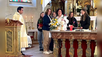 Sonja Schwemmer mitte, daneben Manuele Busch, links Pater Samuel Patton  (Bild: Monika Haasmann)