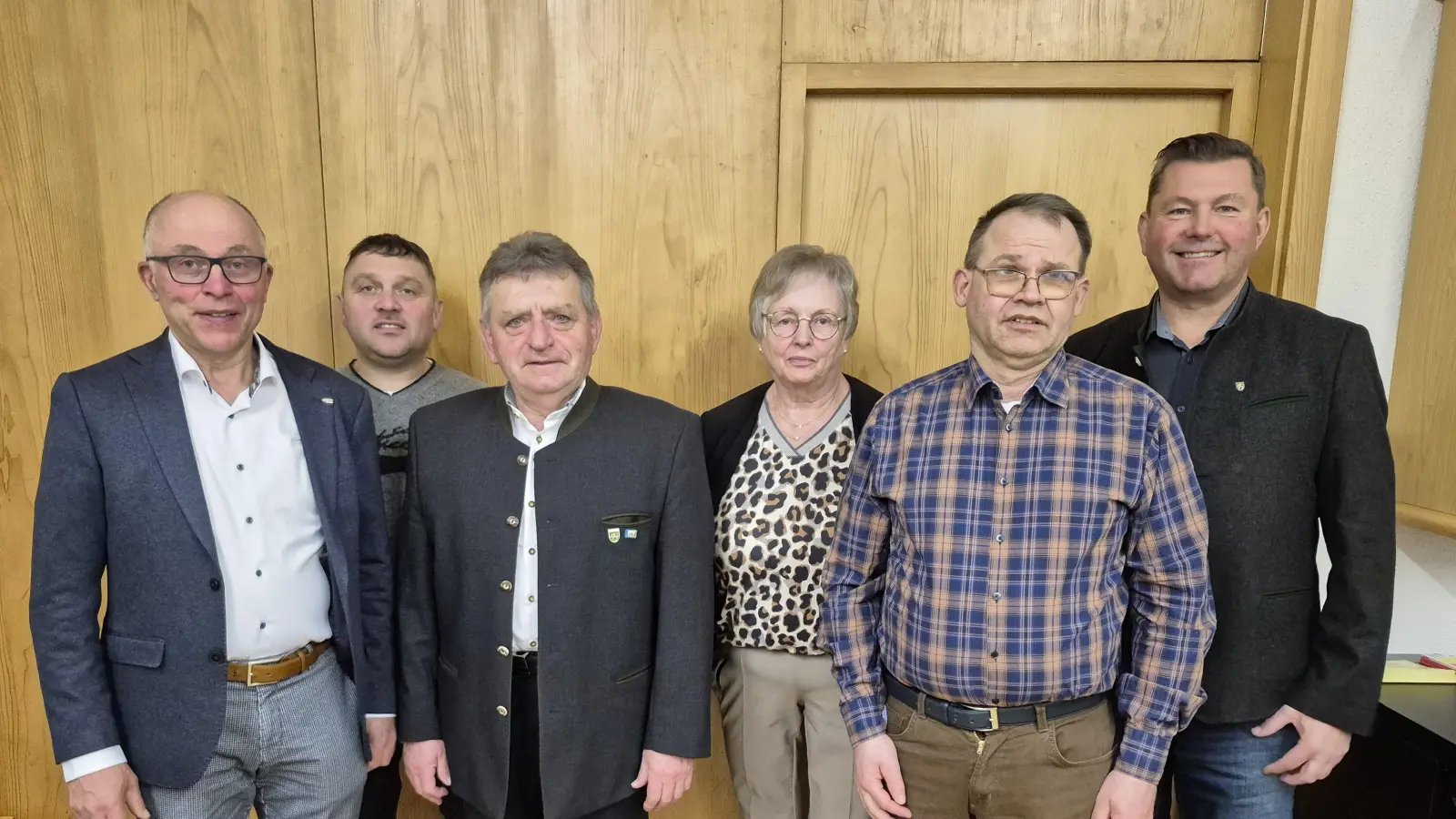 Die neu gewählte Vorstandschaft mit Bürgermeister Rainer Rewitzer und stellv. Landrat Albert Nickl  (Bild: Bernd Piehler)