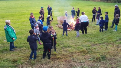 Nicht nur die Kinder hatten ihren Spaß am Kartoffelfeuer. (Bild: Ludwig Höcherl)